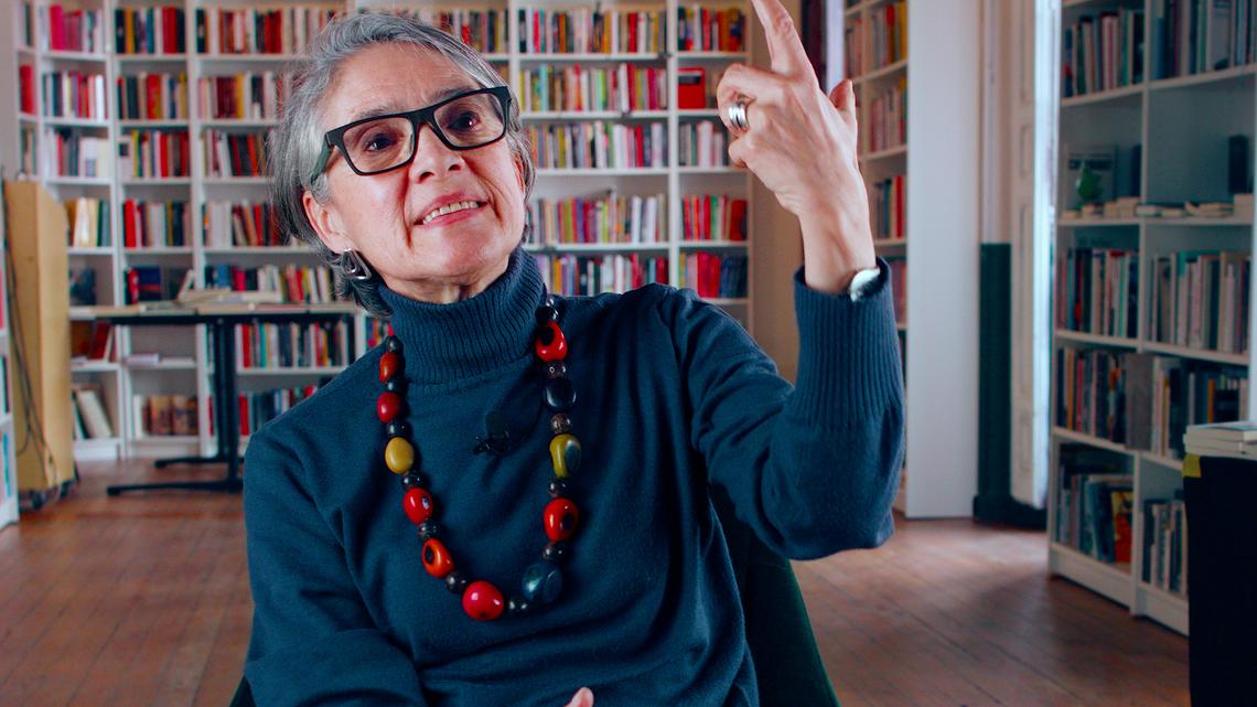 Desmontando la fantasía de la individualidad.  Desde el fértil cruce en el que confluyen etnoarqueología, prehistoria y feminismo, Almudena Hernando ha explorado la historia íntima de una ruptura: la fantasía de la individualidad que nos hizo creer que podíamos vivir separados de nuestros iguales e inventando algo llamado “naturaleza” también alejada de nosotres. Frente al relato de una época exhausta, su pensamiento reivindica y dialoga con la identidad relacional, esa trama de interdependencias que sostienen la vida y que está llamada a ser la base para una posible reconstrucción colectiva.  Catedrática de Prehistoria en la Universidad Complutense de Madrid, Almudena enriqueció y amplió su mirada con el trabajo de campo junto a las comunidades Q’eqchí’ (Guatemala), Awá (Brasil) y Gumuz y Dats’in (Etiopía). Es autora de 